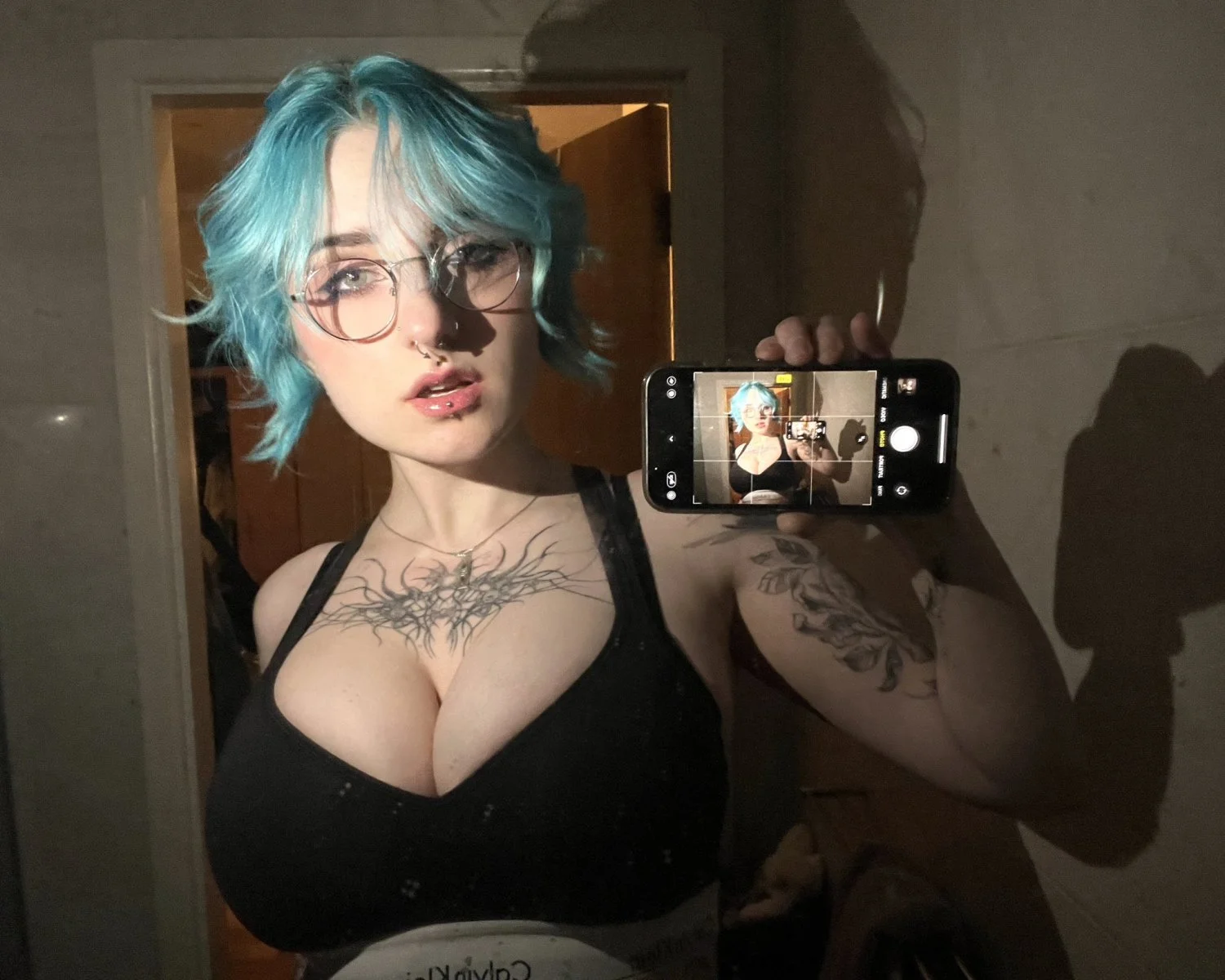 E-girl peituda de cabelo azul image 11