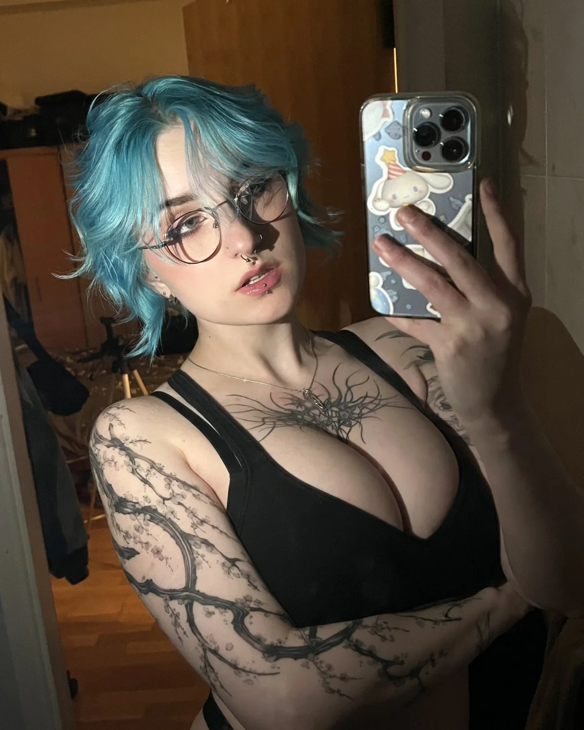 E-girl peituda de cabelo azul image 12