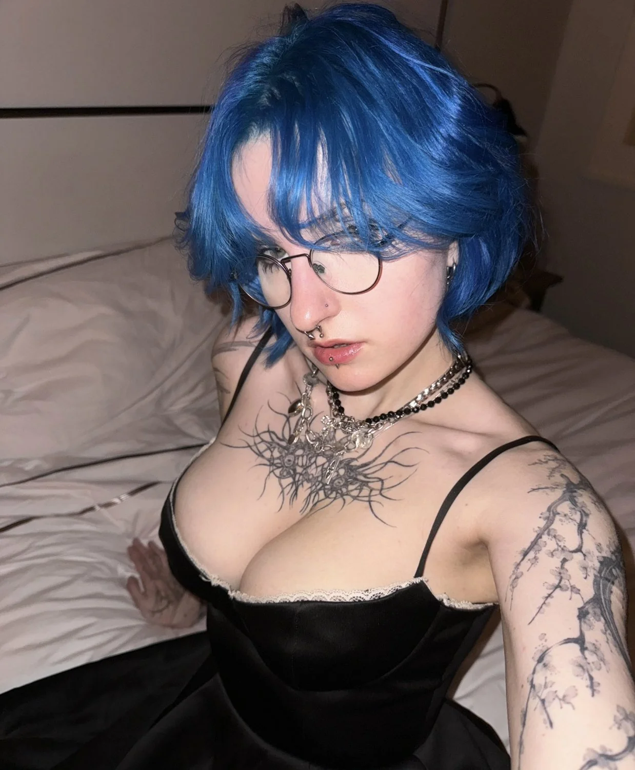E-girl peituda de cabelo azul image 15