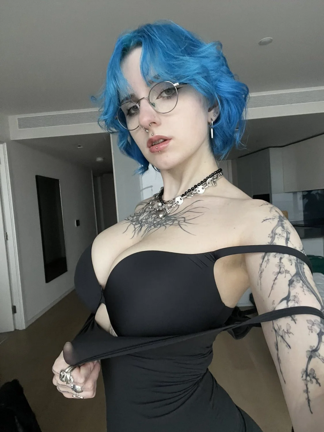 E-girl peituda de cabelo azul image 18