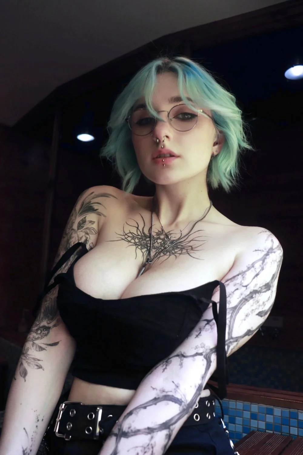 E-girl peituda de cabelo azul image 20