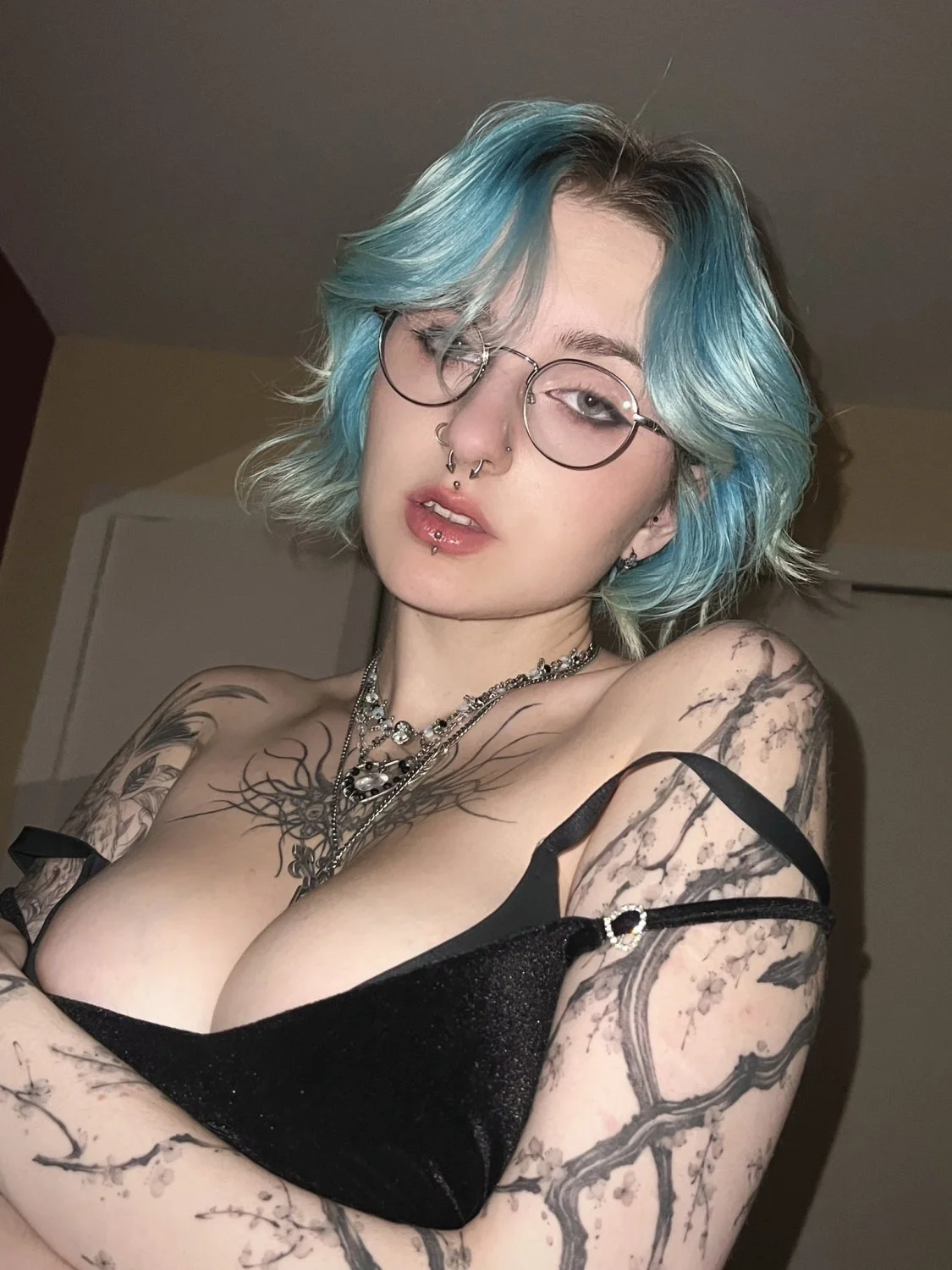 E-girl peituda de cabelo azul image 24