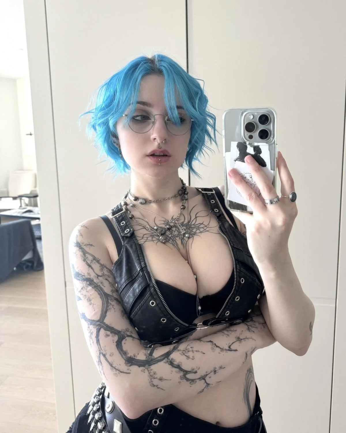 E-girl peituda de cabelo azul image 26