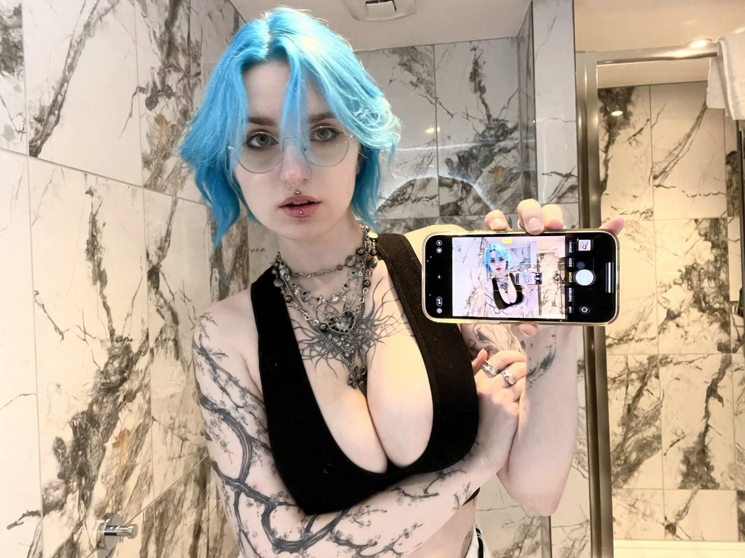 E-girl peituda de cabelo azul image 31