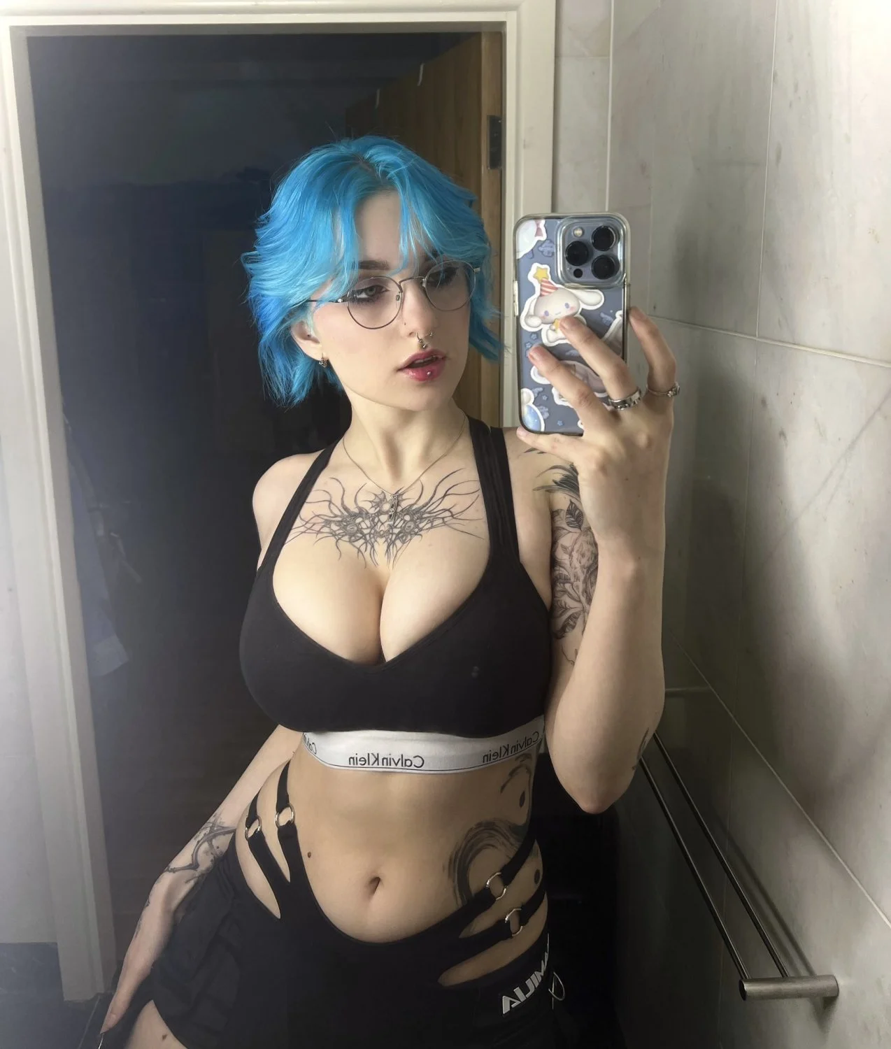 E-girl peituda de cabelo azul image 4