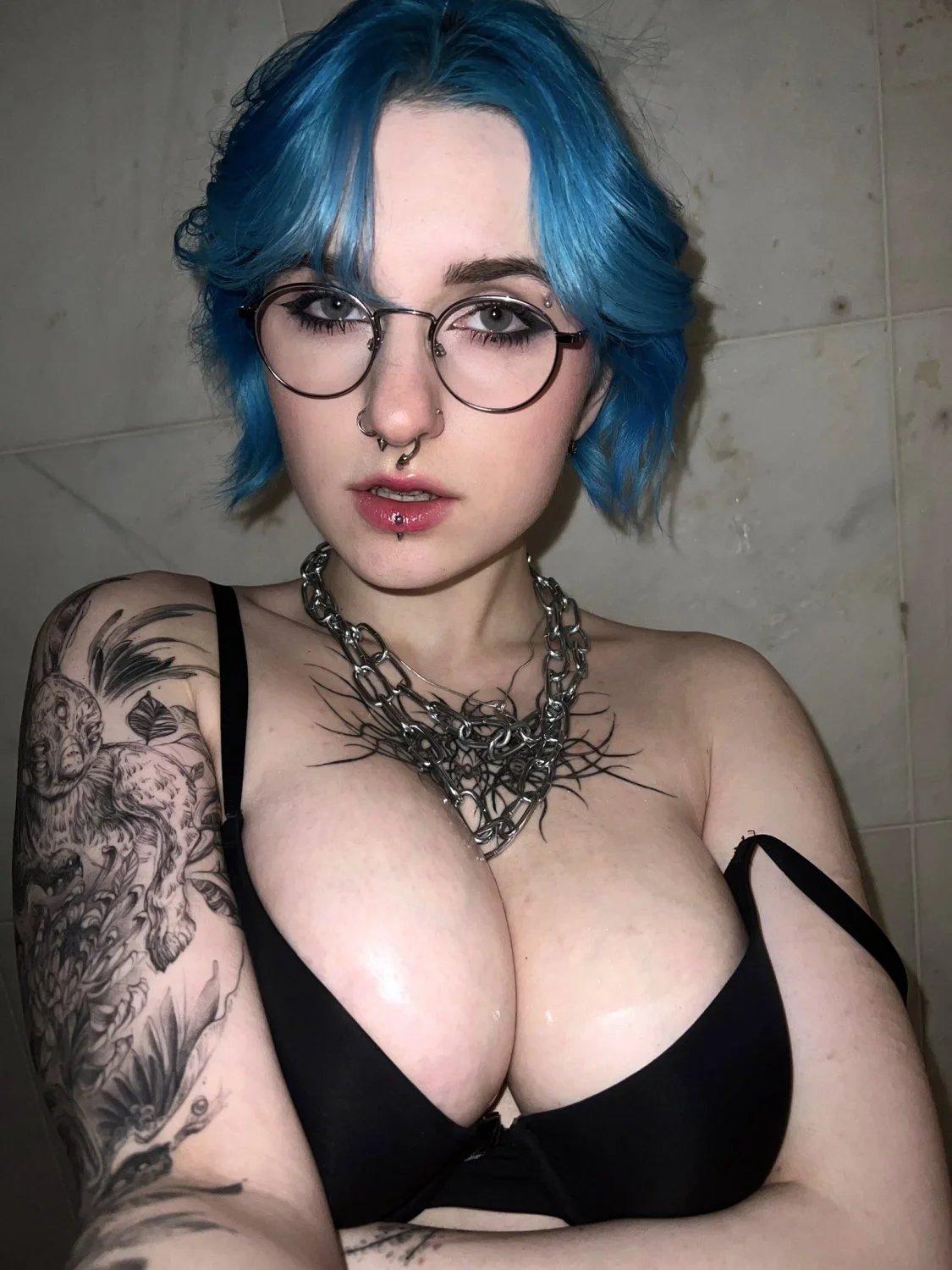 E-girl peituda de cabelo azul image 5