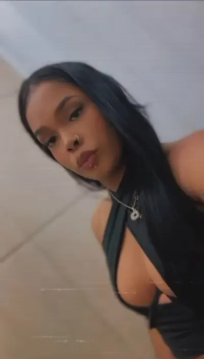 Pretinha com brinquedos cover image