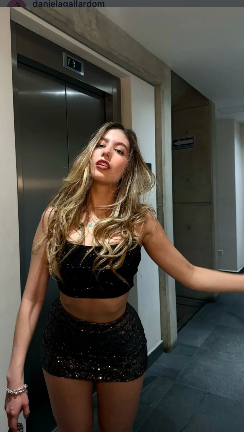 Loira branquinha deliciosa image 13