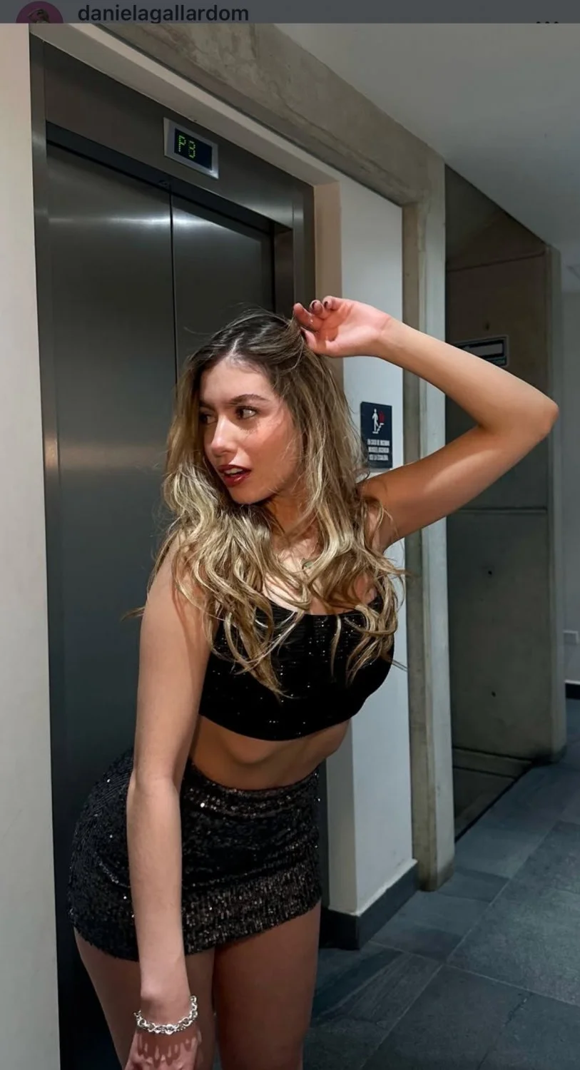 Loira branquinha deliciosa image 14
