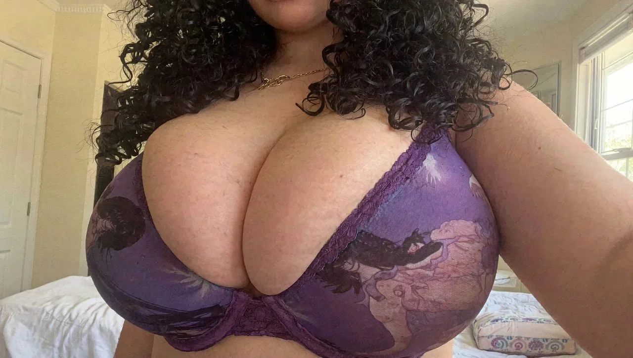 Thick Lightskin Baddie image 14
