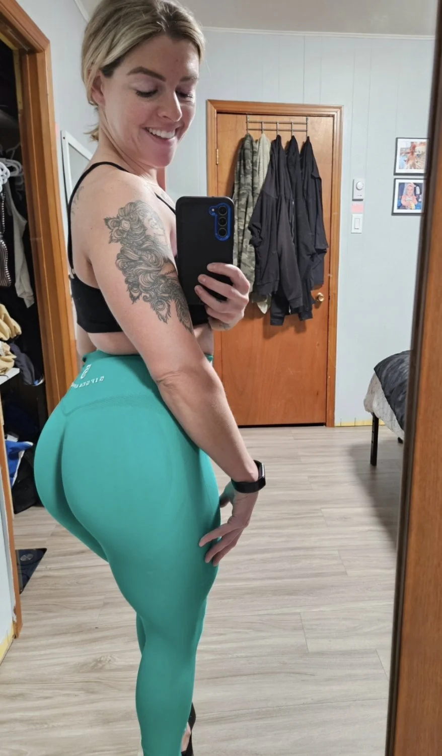 Tatted Blonde MILF mom has a big ass image 5