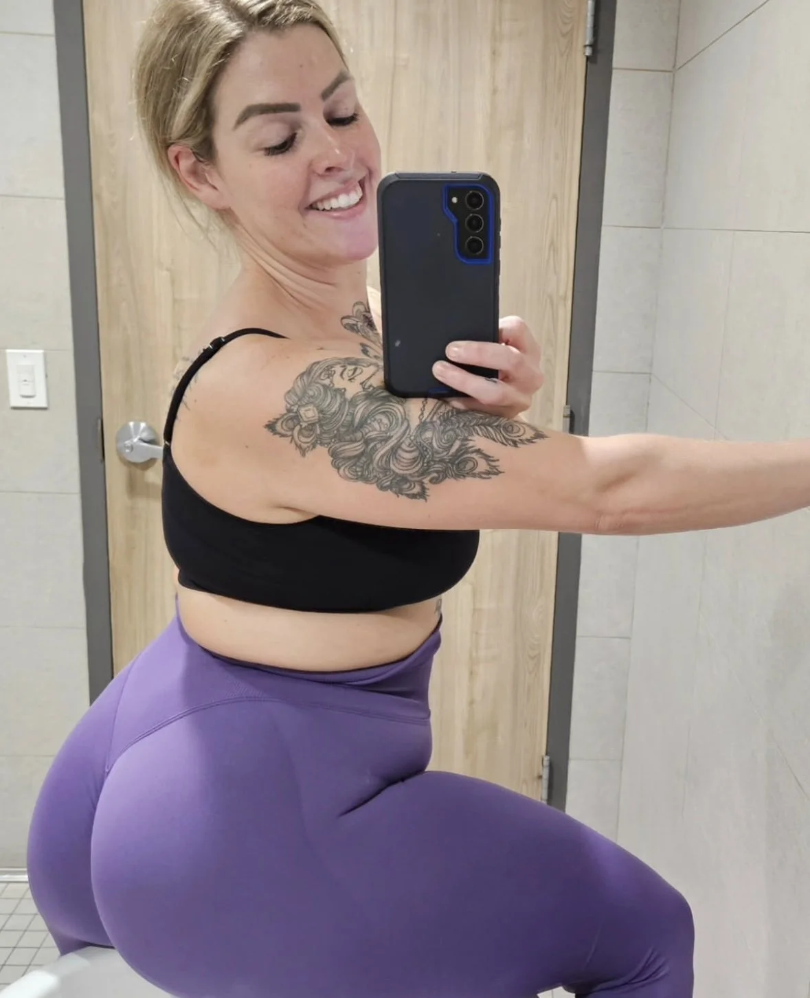 Tatted Blonde MILF mom has a big ass image 7