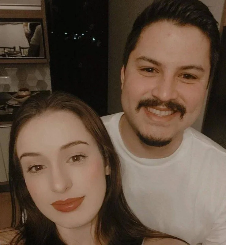caiu na net casal amador, gordinho botou a safada pra mamar a pica filmou tudo e vazou na internet image 2