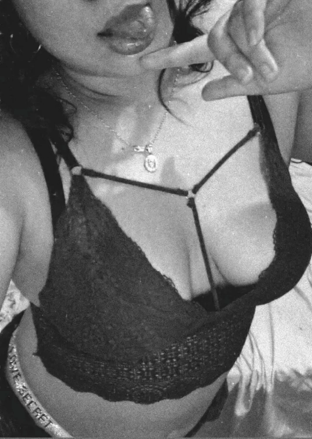 Putita de seguidor enseñando su culote main image