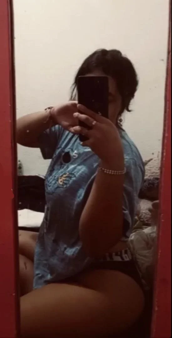 Putita de seguidor enseñando su culote image 2