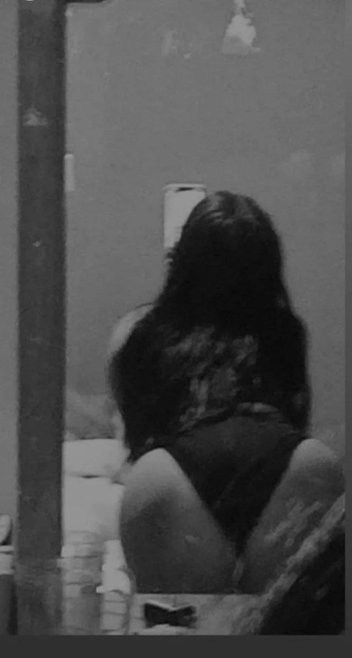 Putita de seguidor enseñando su culote image 3