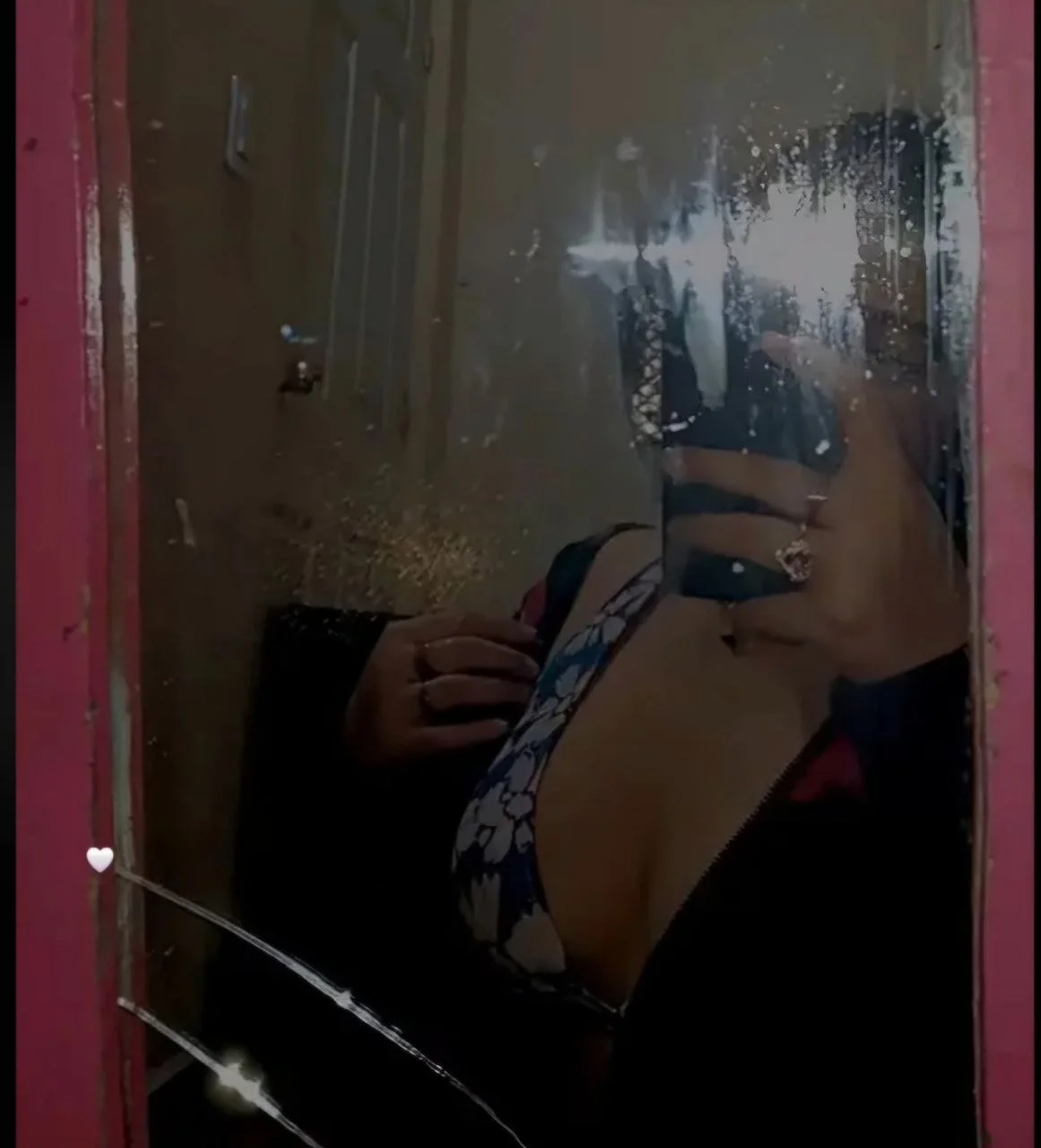 Putita de seguidor enseñando su culote image 5