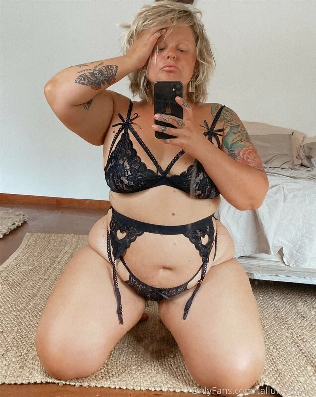 White PAWG shows her ass 892ac-0196fb15-7d81-7de1-a84e-1622cb9b8b51 image 3