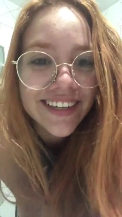 Ruiva novinha gravou video no banheiro mostrando a bucetinha e foi vazada. image 4