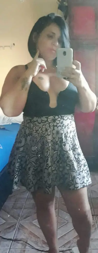 Titia Verônica/ tenho vídeo dela se masturbando e um dando pro meu tio cover image