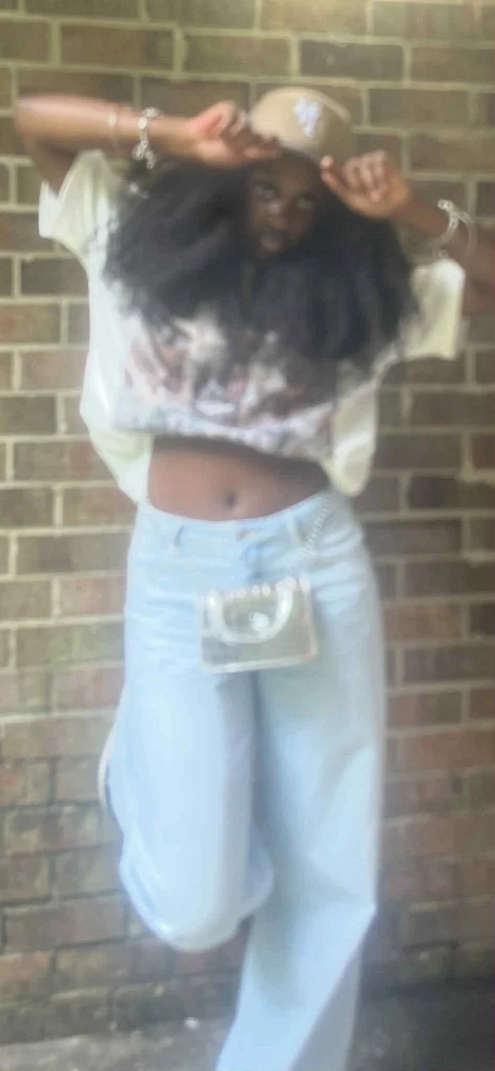 TT Hoe Shows off her assets image 3