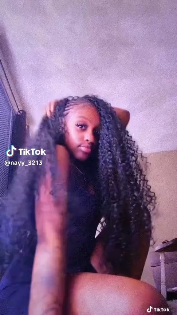 TT Hoe Shows off her assets image 6