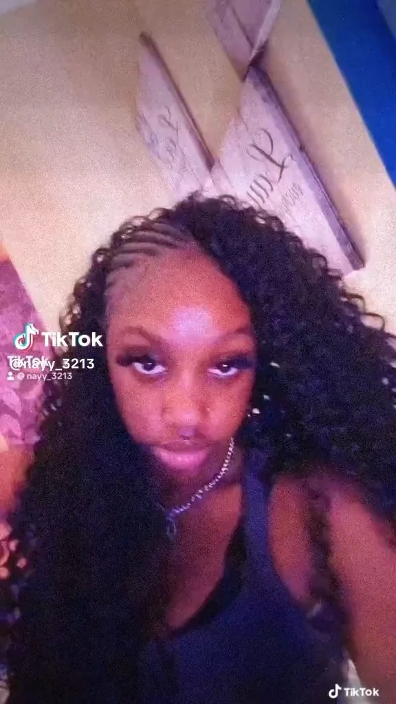 TT Hoe Shows off her assets image 7