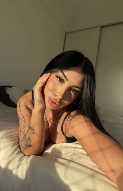 Latina mami 🍆 cover image