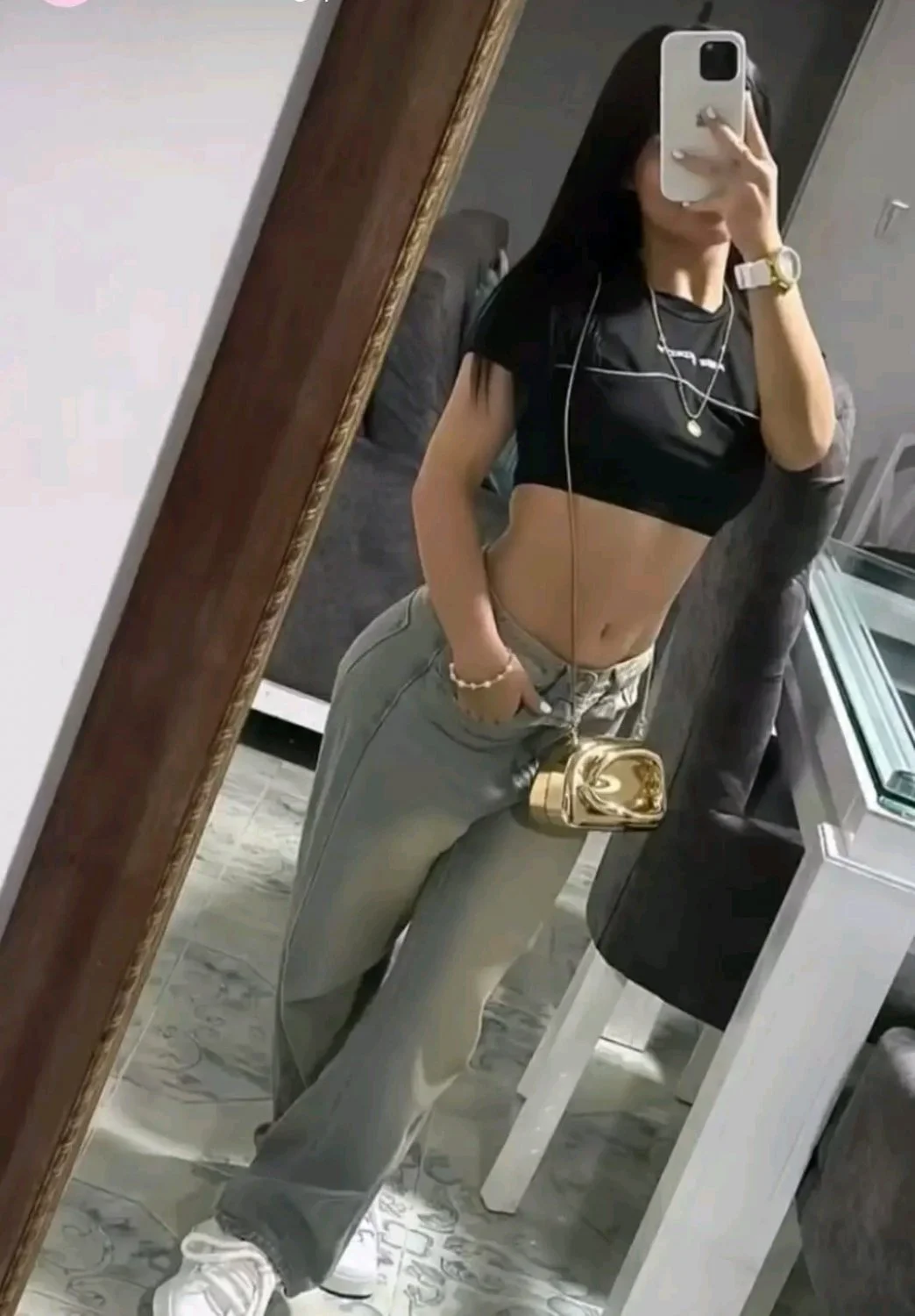 Pregunta para las chicas si se visten así, porque vestir así cuando llegan los amigos de su marido ? main image