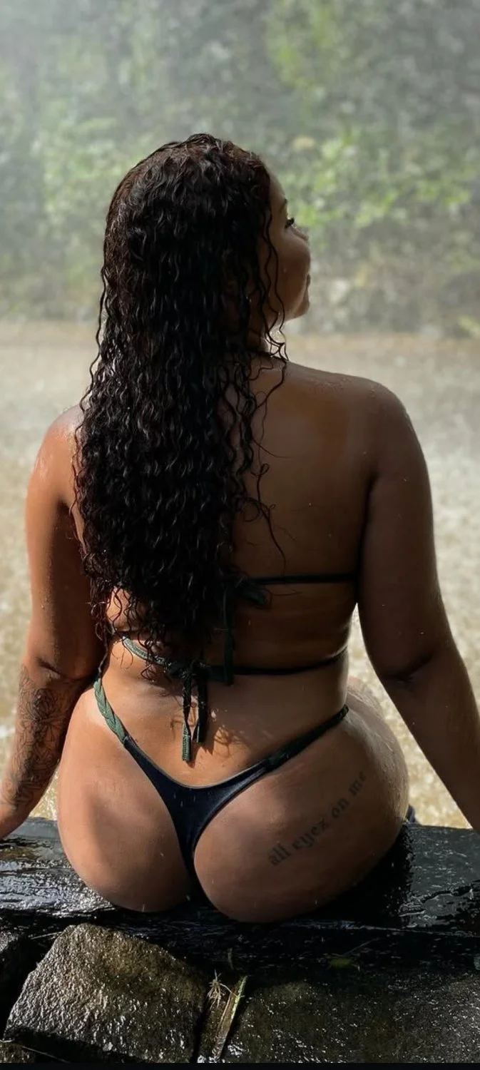 Negra rabuda linda image 4