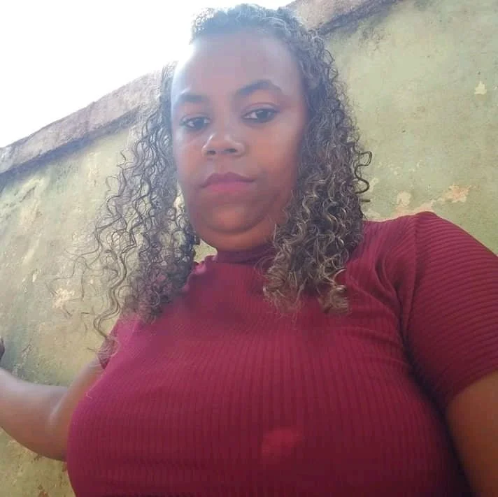 Esses dias eu tava em Divinópolis á trabalho e essa faxineira do prédio só ficava me olhando, ai..😈 image 2