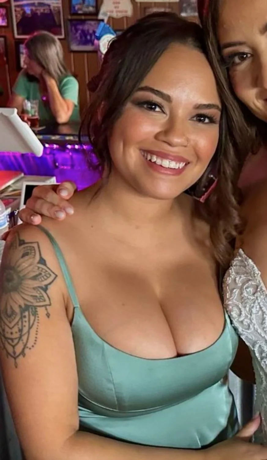 Look at the tits on her 😍 image 2