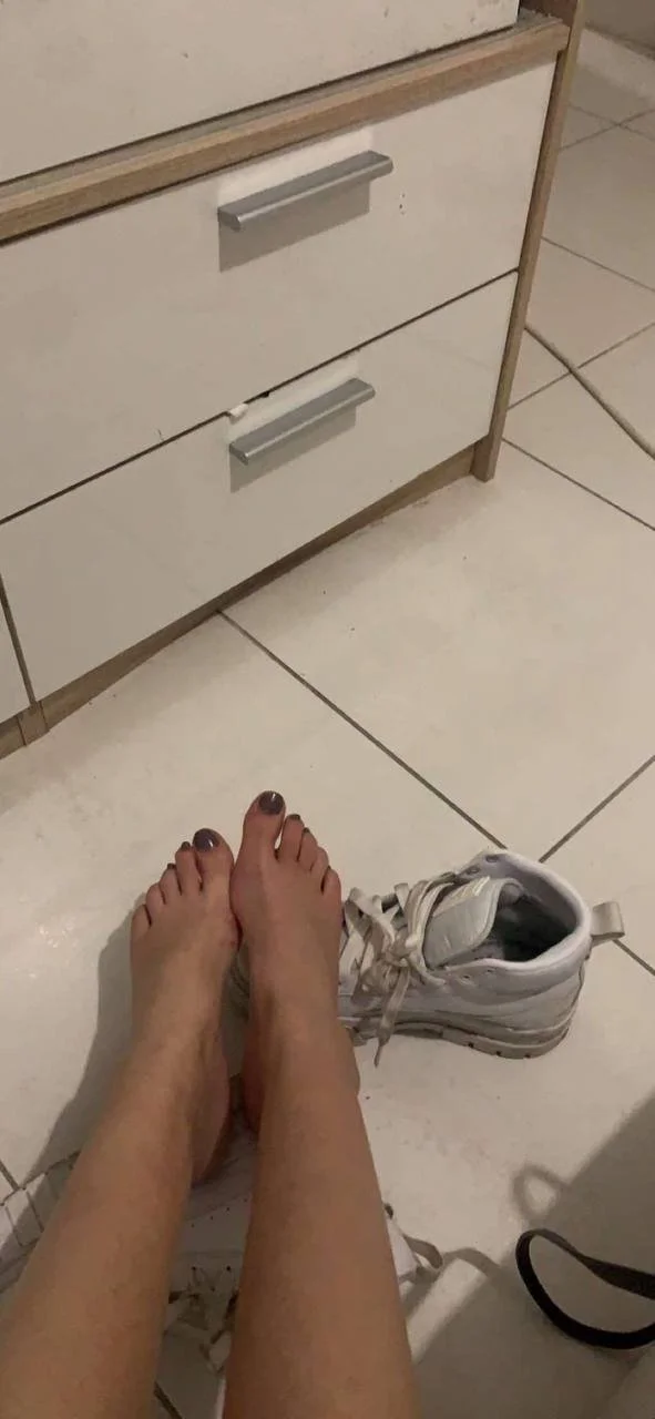 Smelly feet after colege main image