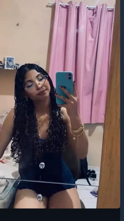 Novinha cacheada foi vazada pelo corno. putinha caiu na net mostrando tudo! video vazado erome br cover image