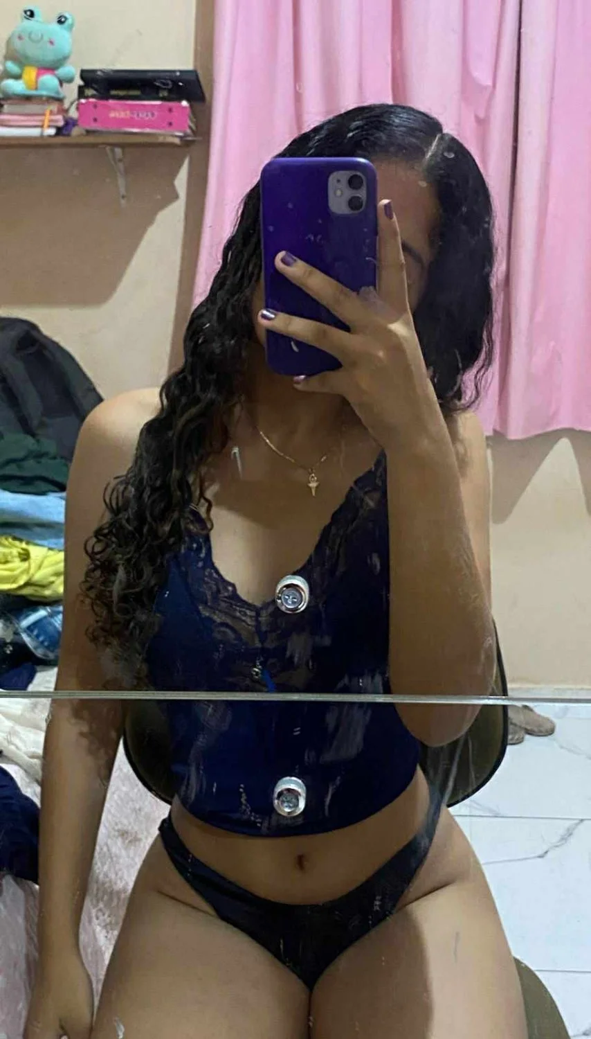 Novinha cacheada foi vazada pelo corno. putinha caiu na net mostrando tudo! video vazado erome br image 3