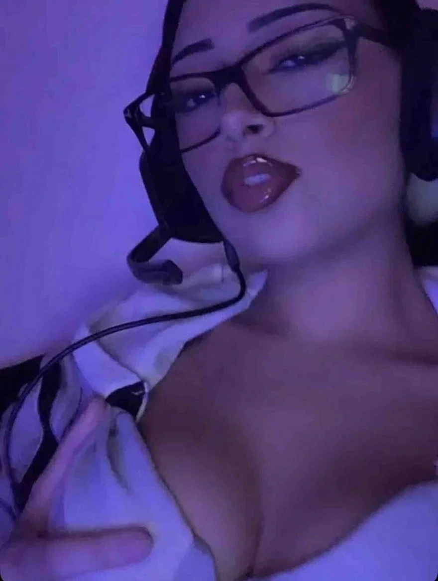 Latina mami showing off her slutty body main image
