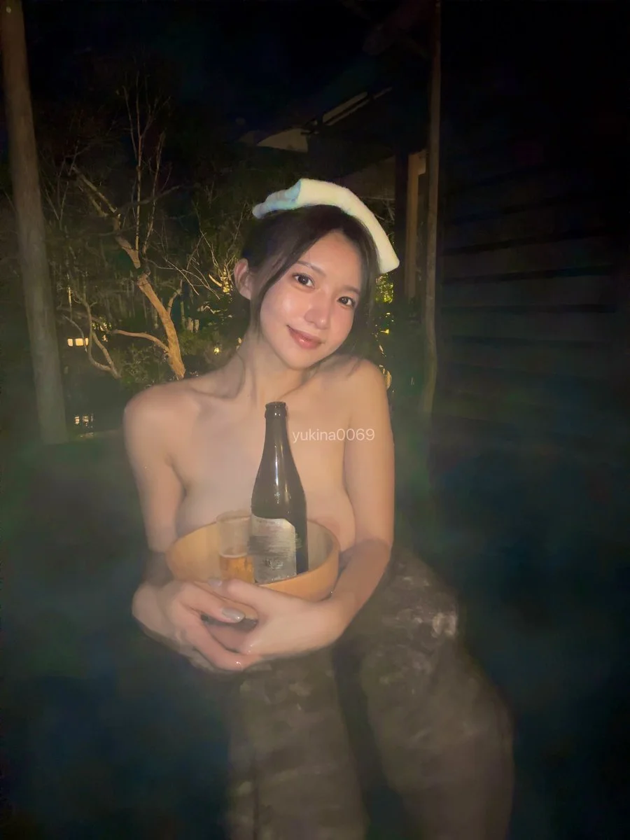 Japanese hot wife waiting to be fucked in hotspring main image
