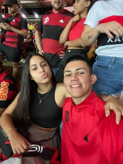 Traiu o marido com 2 amigos dele cover image