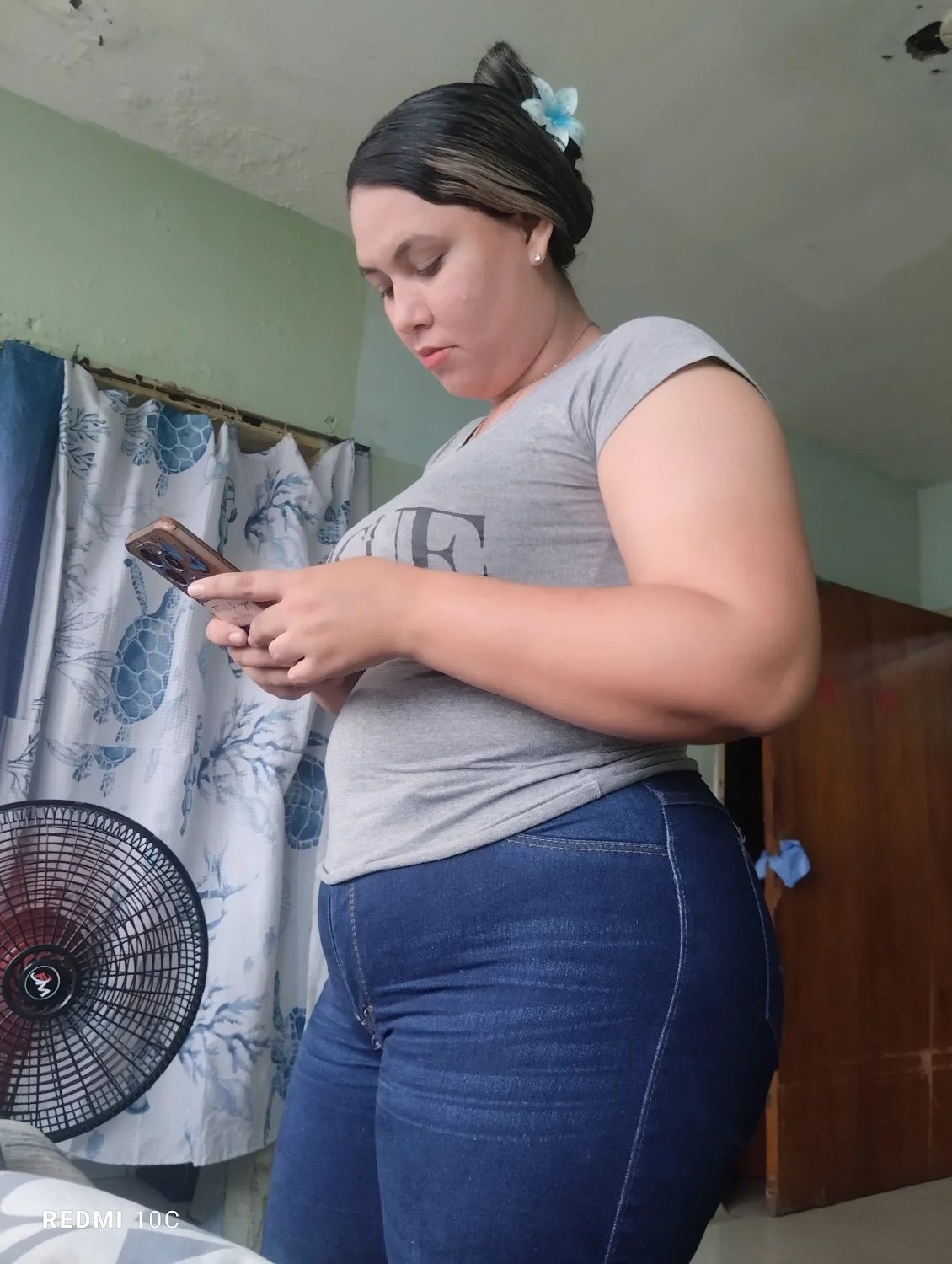 Ella me dice que la viole main image