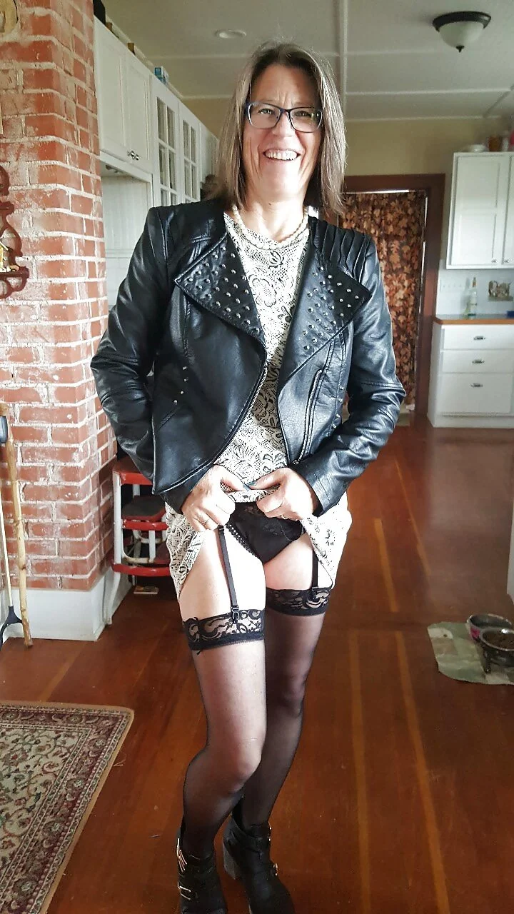 GILF Chrissy image 8