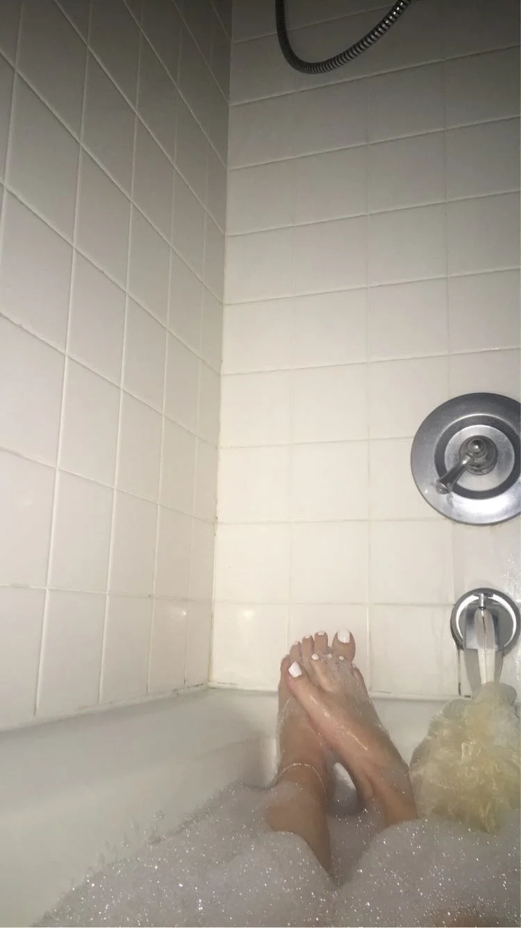 Ashlee loves to show off image 2