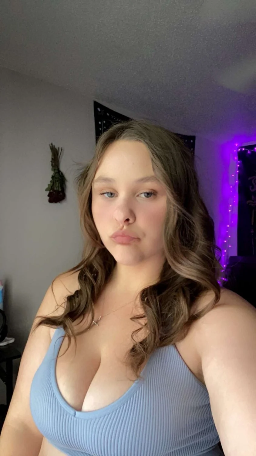 Ashlee loves to show off image 7