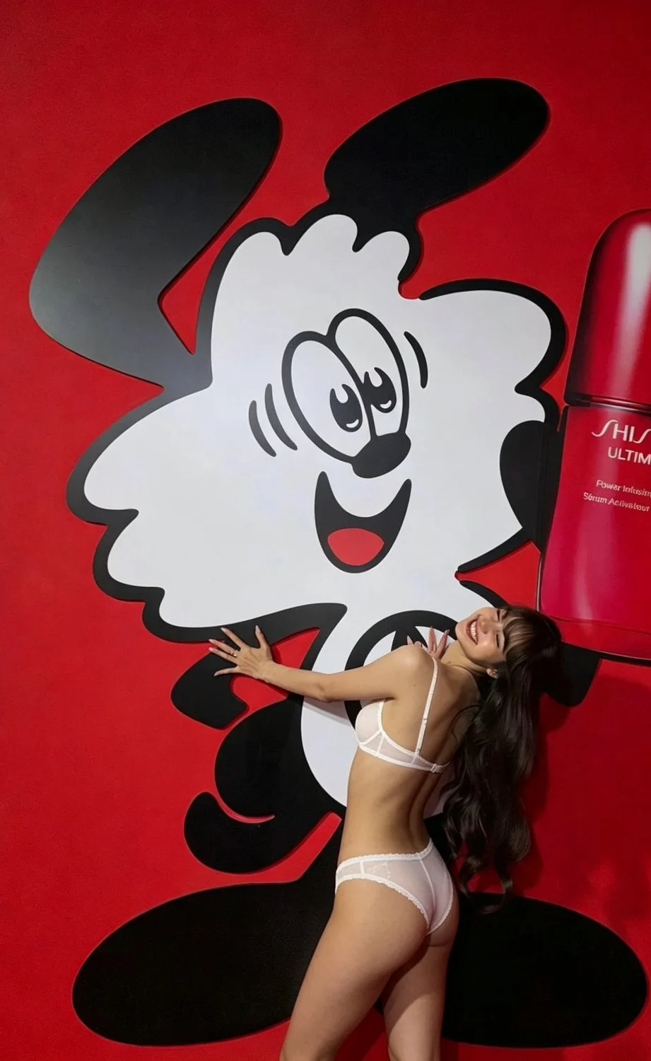 Lisa behind the scenes image 3