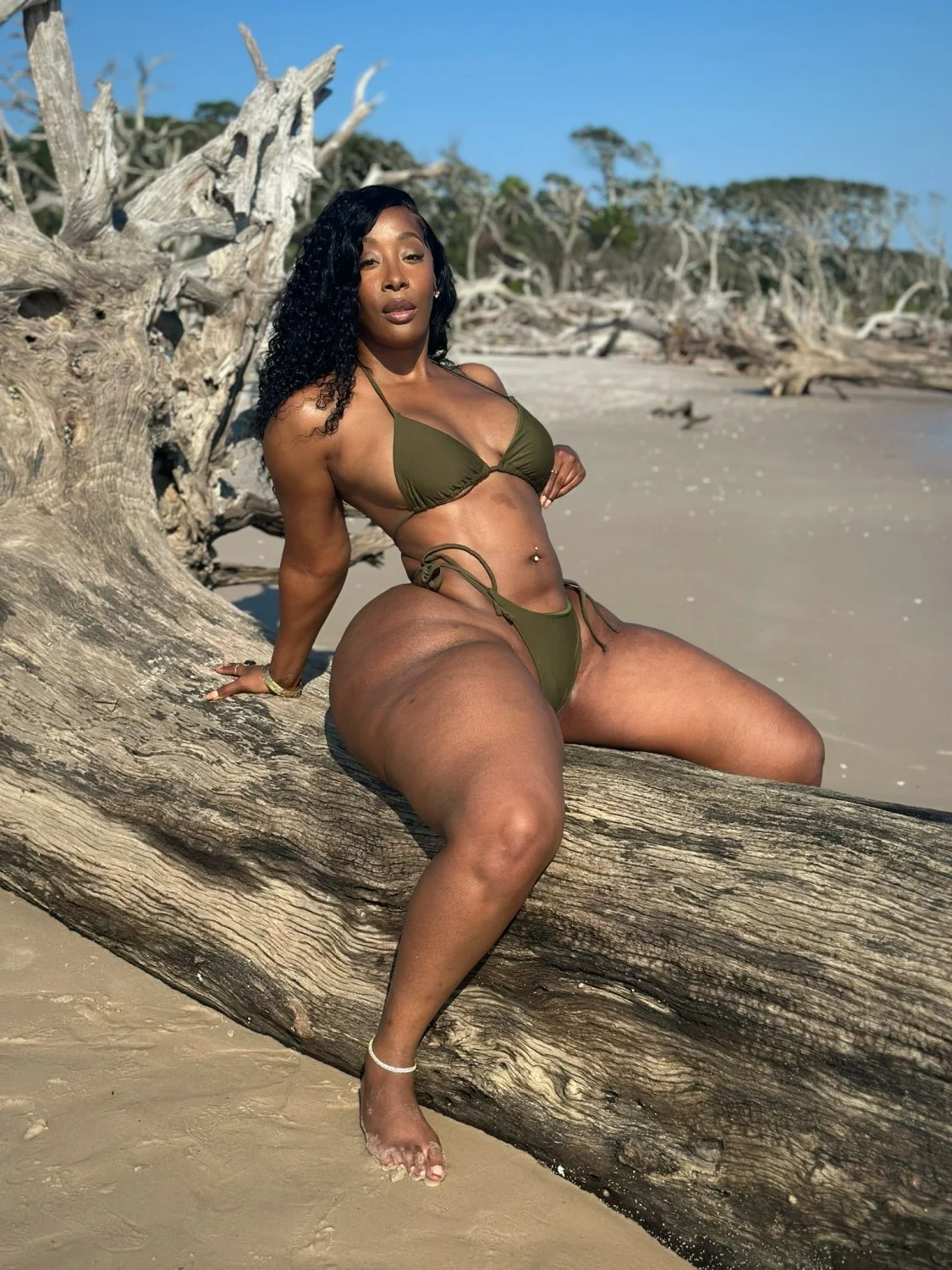 DAMNNN!!.. She's so sexy! image 4
