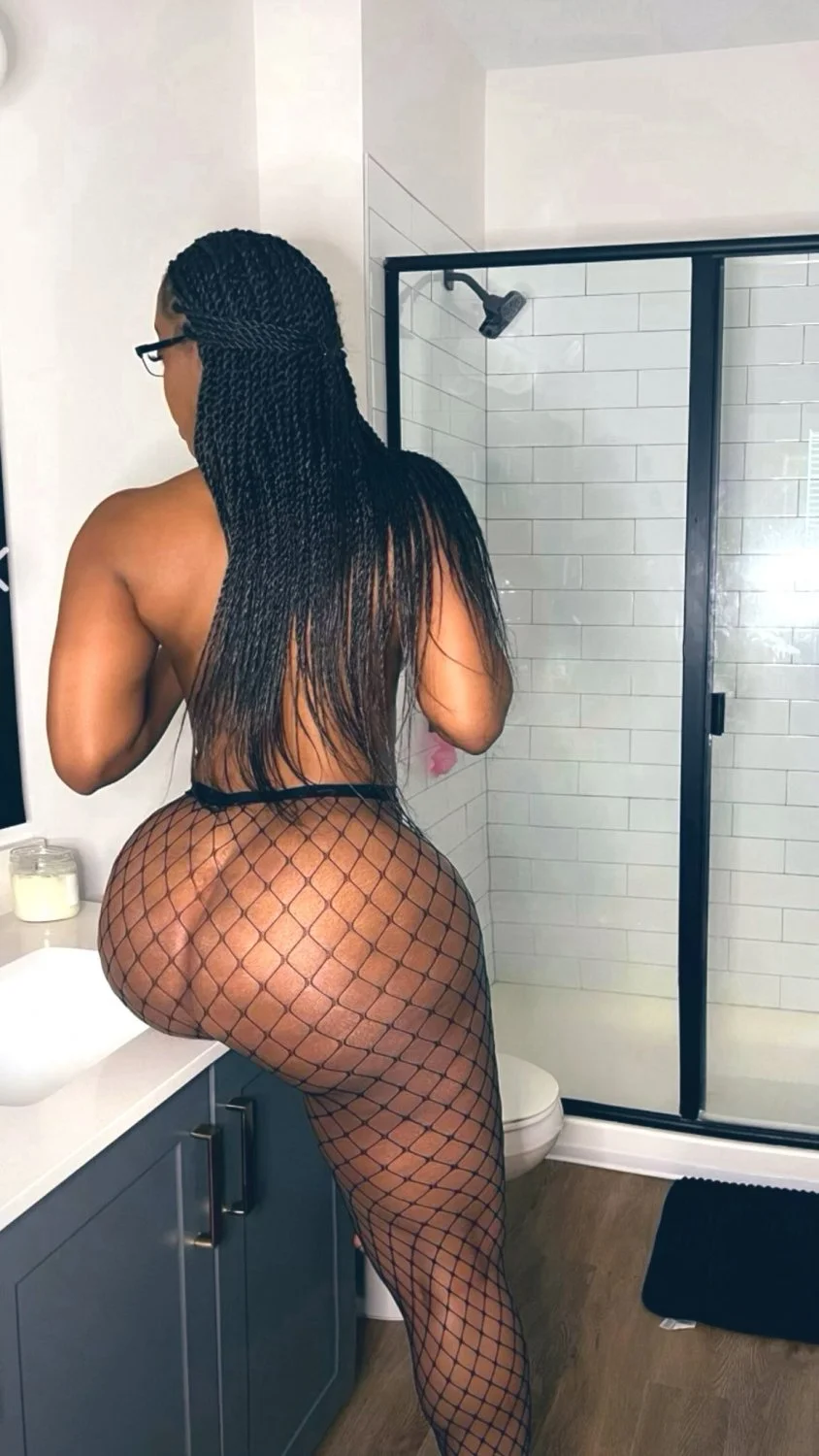 DAMNNN!!.. She's so sexy! image 5