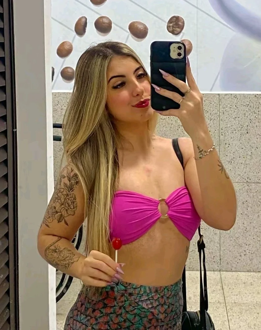 Novinha loirinha patricinha bebendo leitinho na madrugada image 2