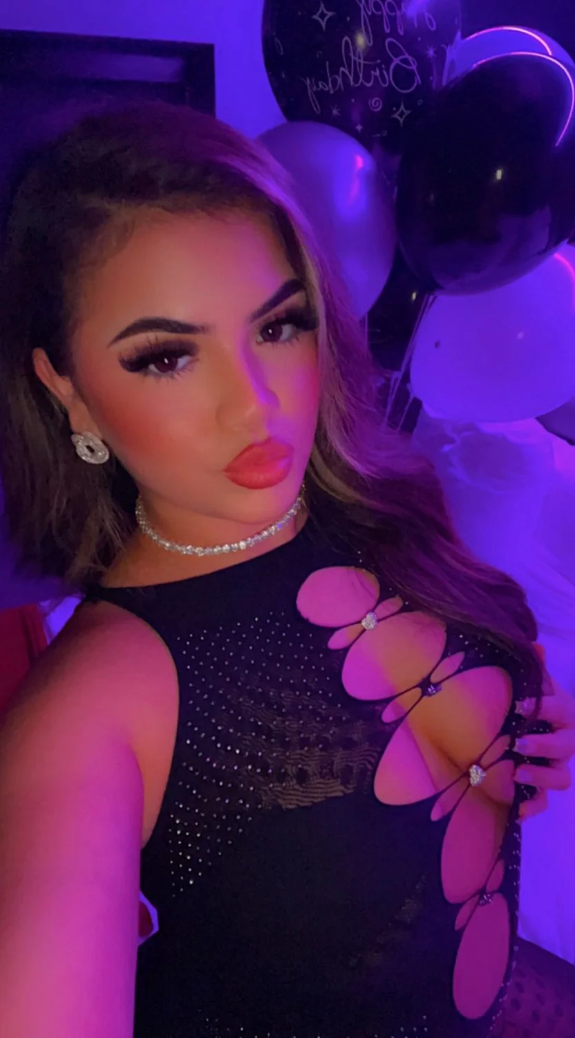 Slutty thicc Latina babe image 16