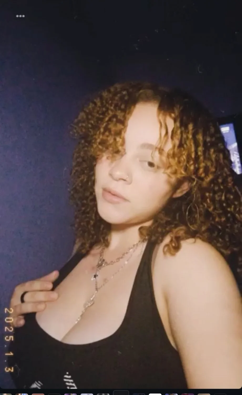 Cacheadinha dos peitos enormes e bunda grande vazada image 2