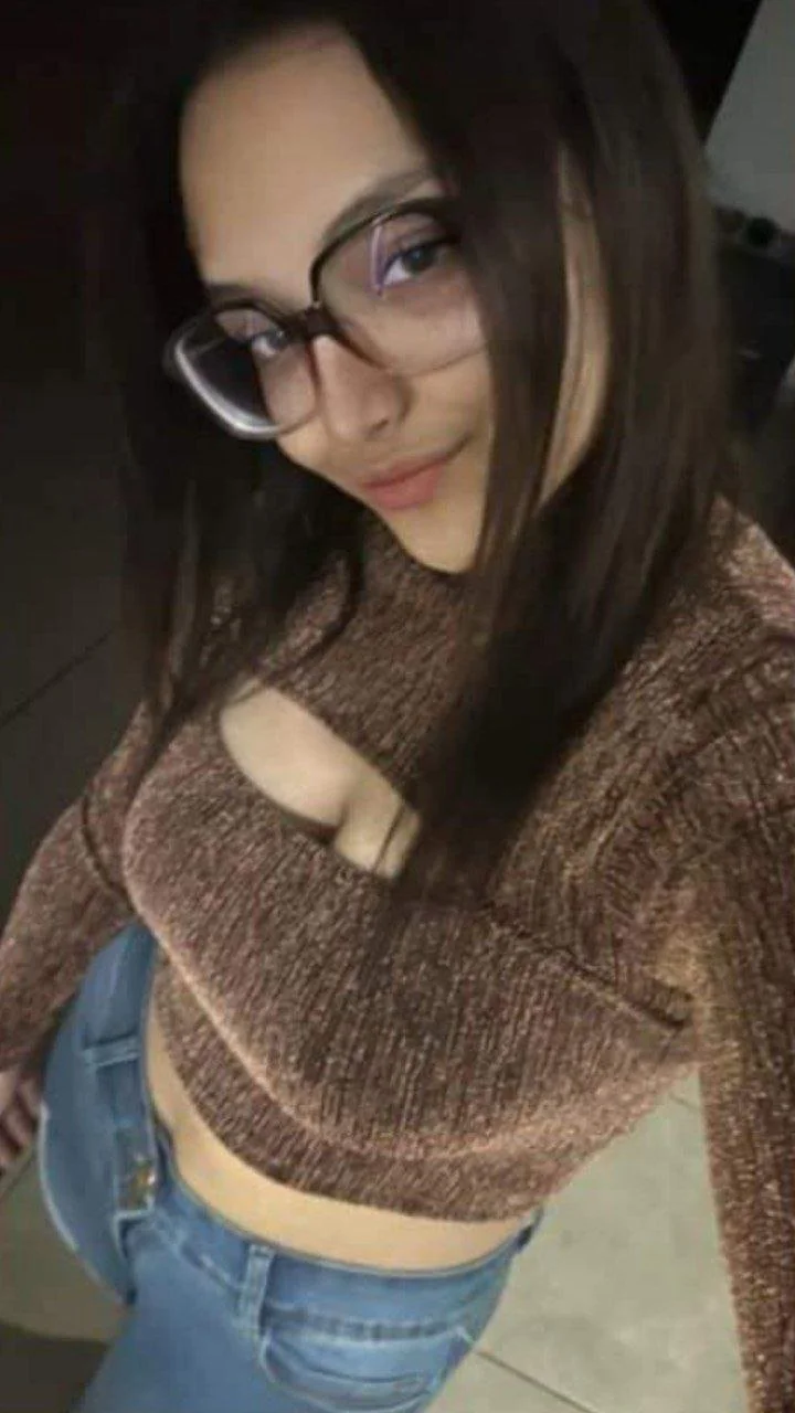 Trolita Argentina universitaria culona con ricas tetas grabandose coño peludita image 1