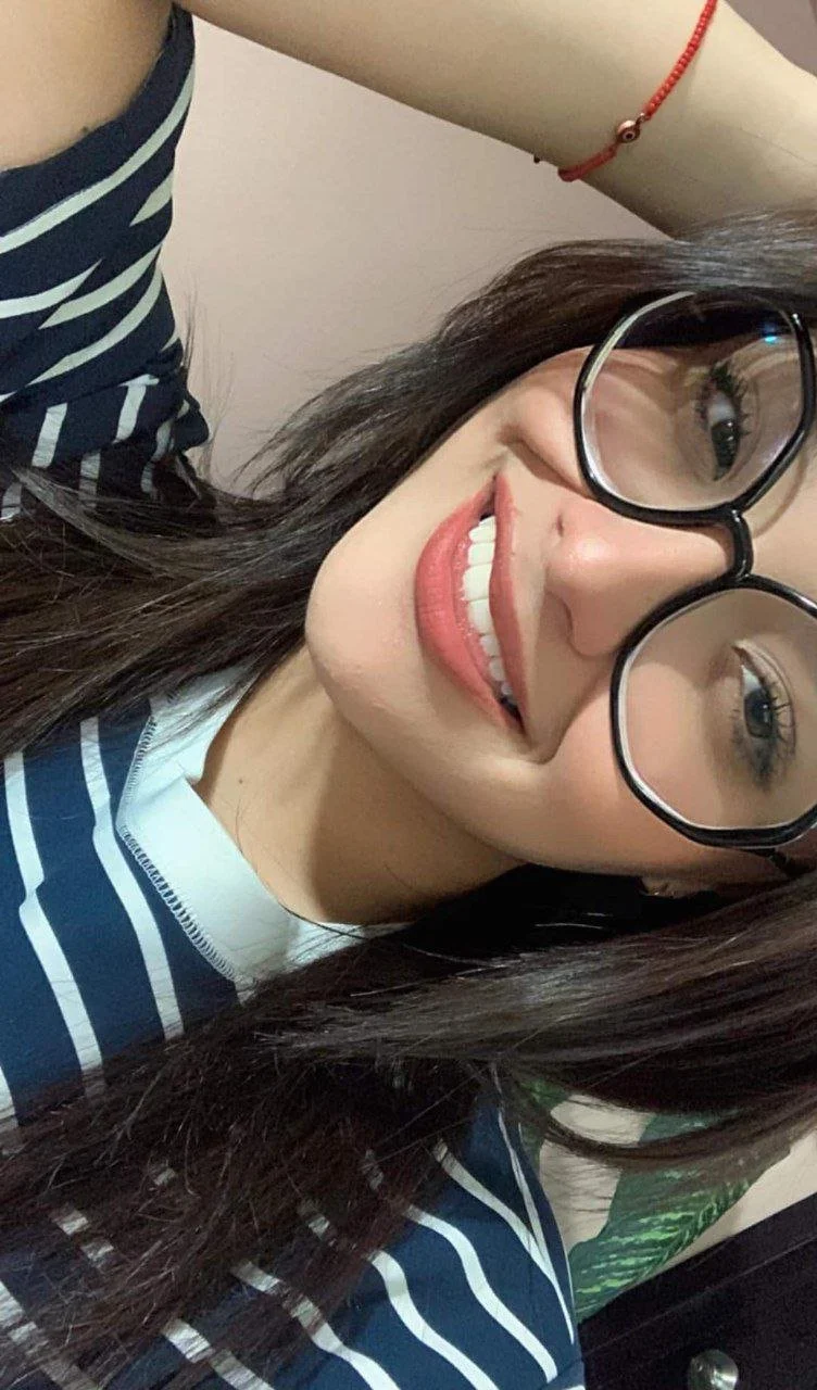 Trolita Argentina universitaria culona con ricas tetas grabandose coño peludita image 2